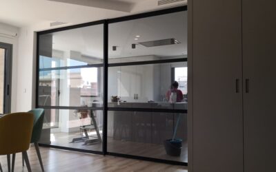 Separación armoniosa entre salon y cocina